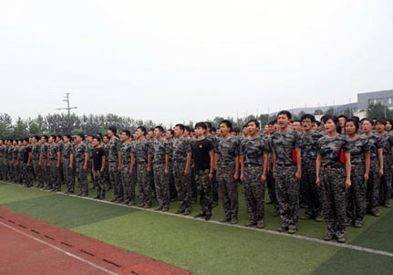 企業(yè)新員工軍訓圖片
