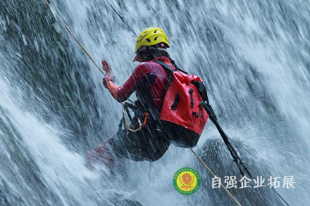 <b>《瀑降溯溪》團建拓展訓(xùn)練課程方</b>