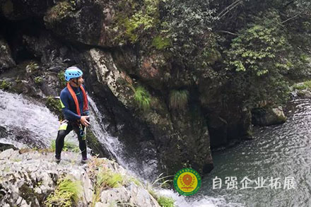 溯溪團建